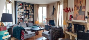 TV, books - Duplex Familial Avec un Grand Espace à Vivre - 30 Minutes des Sites JO (Issy-les-Moulineaux)
