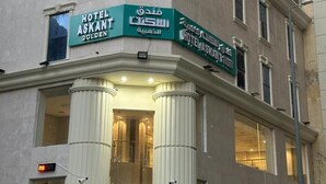 A hotel entrance with a sign indicating it is the Hotel Askanth. - Askant Golden Hotel (Makkah)