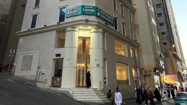 A hotel with a modern glass facade and a classical entrance. - Askant Golden Hotel (Makkah)