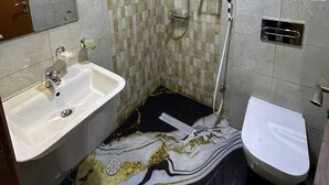 A bathroom with a shower, sink, and toilet. - Askant Golden Hotel (Makkah)