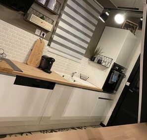 Kjøleskap, mikrobølgeovn, ovn og kokeplater