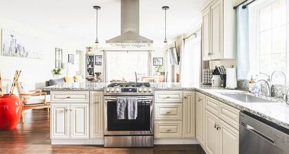 Hillside Cottage w/ Chef's Kitchen miles from Seattle