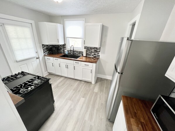 Fridge, microwave, oven, stovetop - NEW!! Private Home in Canton! Pro Football Hall of Fame!  (Canton)