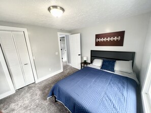2 bedrooms, desk, iron/ironing board, free WiFi - NEW!! Private Home in Canton! Pro Football Hall of Fame!  (Canton)