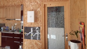 A kitchen with wooden cabinets, a stainless steel sink, and a potted plant. - Quiet house in Caen with 2 bedrooms , 2hrs from Paris, Closed garden and terace (Caen)