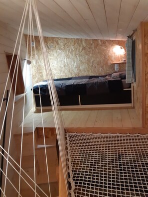 2 soverom, skrivebord og sengetøy