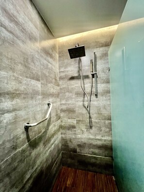Douche, sèche-cheveux, serviettes fournies, savon