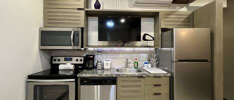 Refrigerador, microondas, horno y parrilla de estufa