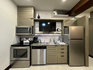Réfrigérateur, four à micro-ondes, un four, surface de cuisson