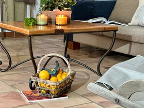 TV, books - A 5 Minutes à Pieds des Calanques de Figuerolles, Idéal Pour se Ressourcer (La Ciotat)