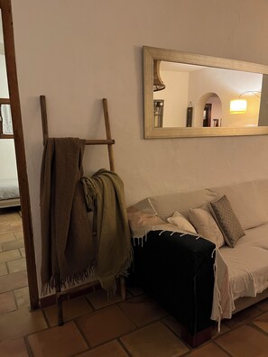 Een televisie en boeken