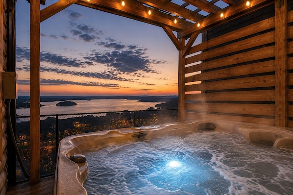 Outdoor spa tub - Hot Tub, Pool, Lake Views, King Beds - Sleeps 18 (Branson)