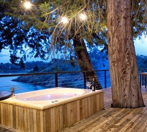 Outdoor spa tub - Tree House: Gorgeous cabin with jacuzzi in Guatape (Peñol)
