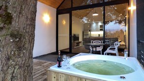 Outdoor dining - Tree House: Gorgeous cabin with jacuzzi in Guatape (Peñol)