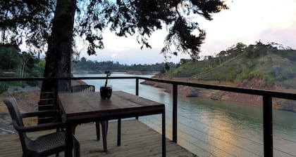 Tree House: Private Cabin with Jacuzzi in Guatapé, 5 min from Piedra del Peñol!