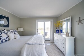 Room - Modern 2-bedroom, 2-bathroom condo in adorable Old Orchard Beach with WiFi (Old Orchard Beach)