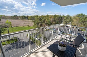 Terrace/patio - Modern 2-bedroom, 2-bathroom condo in adorable Old Orchard Beach with WiFi (Old Orchard Beach)