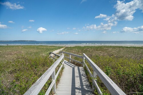 Modern 2-bedroom, 2-bathroom condo in adorable Old Orchard Beach with WiFi