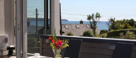 تناول الطعام بالخارج