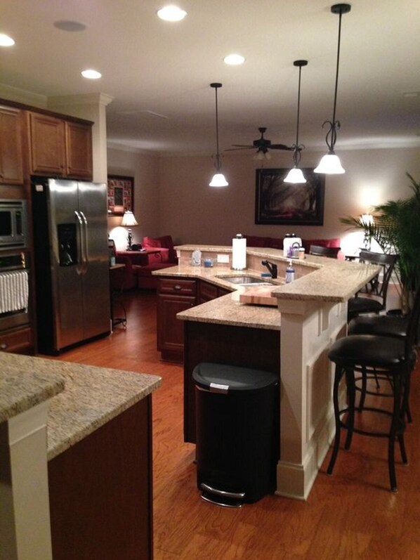 Kylskåp, mikrovågsugn, ugn och spishäll