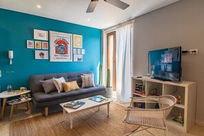 Smart TV, libri, biblioteca musicale