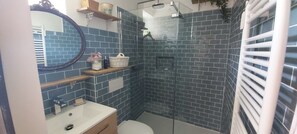 Ducha, artículos de tocador ecológicos, secador de pelo, toallas