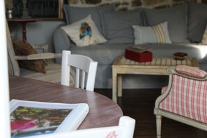 Tv, ett bordtennisbord och böcker