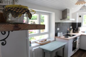 Kylskåp, mikrovågsugn, ugn och spishäll