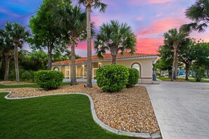 Property grounds - Heated Saltwater Pool Spa Game Room - Family friendly Tropical Oasis!  (Palm Coast)