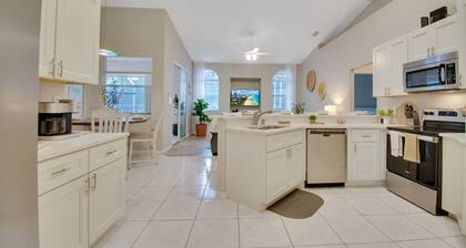 Heated Saltwater Pool Spa Game Room - Family friendly Tropical Oasis!