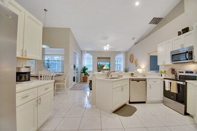 Heated Saltwater Pool Spa Game Room - Family friendly Tropical Oasis! 