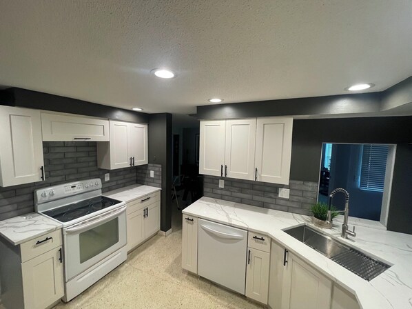 冷蔵庫、電子レンジ、オーブン、コンロ