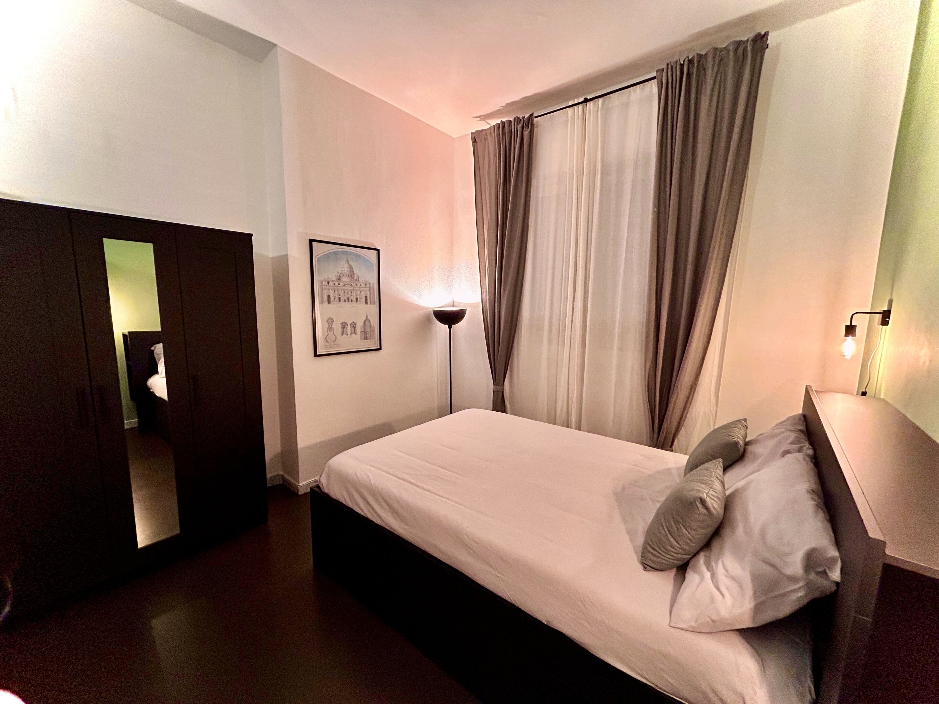 2 habitaciones, escritorio, tabla de planchar con plancha y wifi gratis 