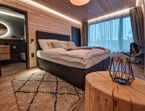 4 bedrooms, desk, free WiFi, bed sheets