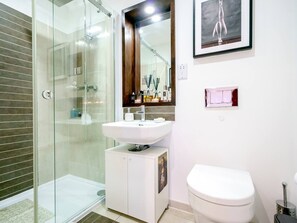 Dusche, Haartrockner, Handtücher