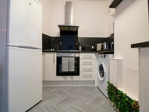 Geladeira, micro-ondas, fogão, torradeira