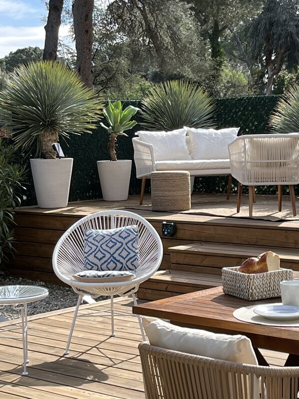 Outdoor dining - Maison Élégante & Cozy Avec Grande Terrasse ,5mn des Plages & St Tropez (gassin)