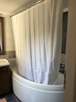 Dusche, Haartrockner, HandtĂŒcher, Seife