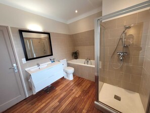 Haartrockner, Handtücher, Seife, Shampoo