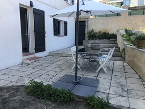 Outdoor dining - T2 Indépendant, au Calme Avec Terrasse (Martigues)