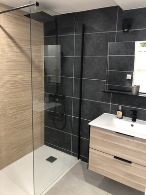 Towels, soap, toilet paper - T2 Indépendant, au Calme Avec Terrasse (Martigues)