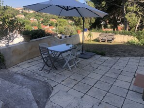 Outdoor dining - T2 Indépendant, au Calme Avec Terrasse (Martigues)