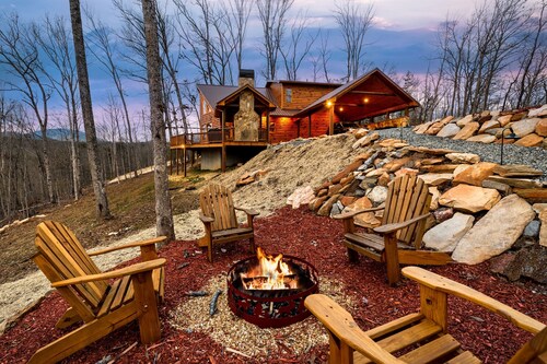 Spring Break - Outdoor Fireplace * Mountain Views * Hot Tub * End Road Privacy