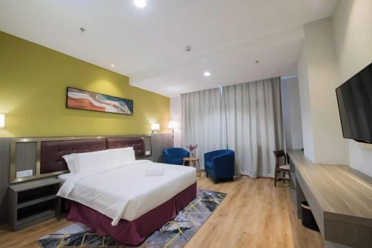 In-room safe, individually furnished, desk, laptop workspace