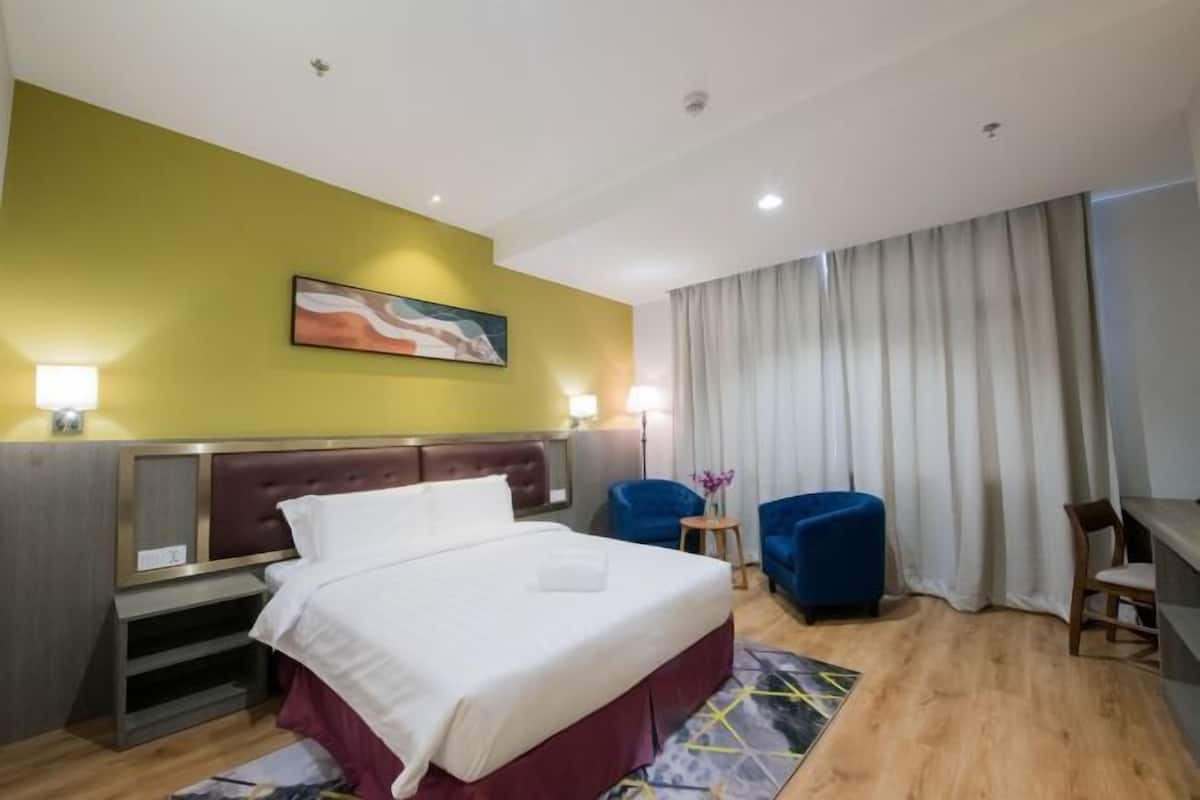 In-room safe, individually furnished, desk, laptop workspace