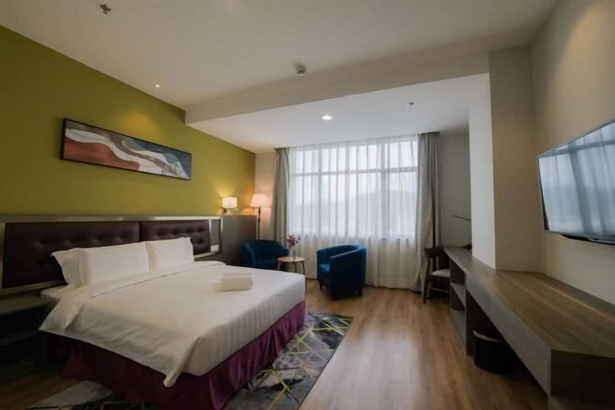 In-room safe, individually furnished, desk, laptop workspace