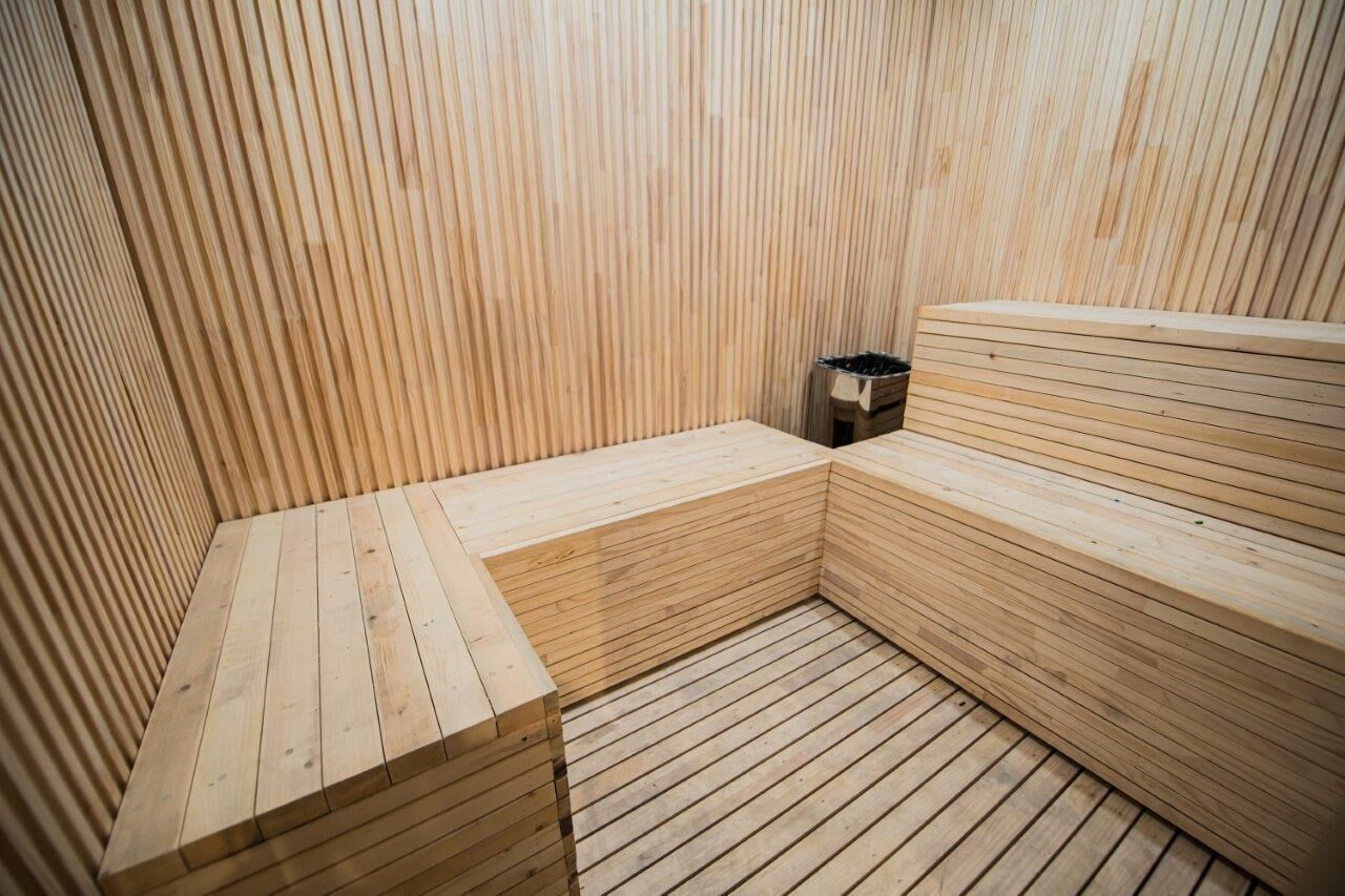 Una sauna amb bancs de fusta i un sòl inclinat.