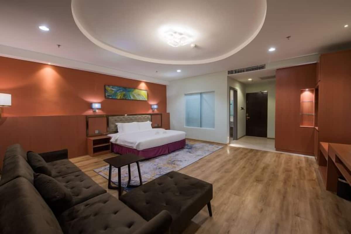 In-room safe, individually furnished, desk, laptop workspace