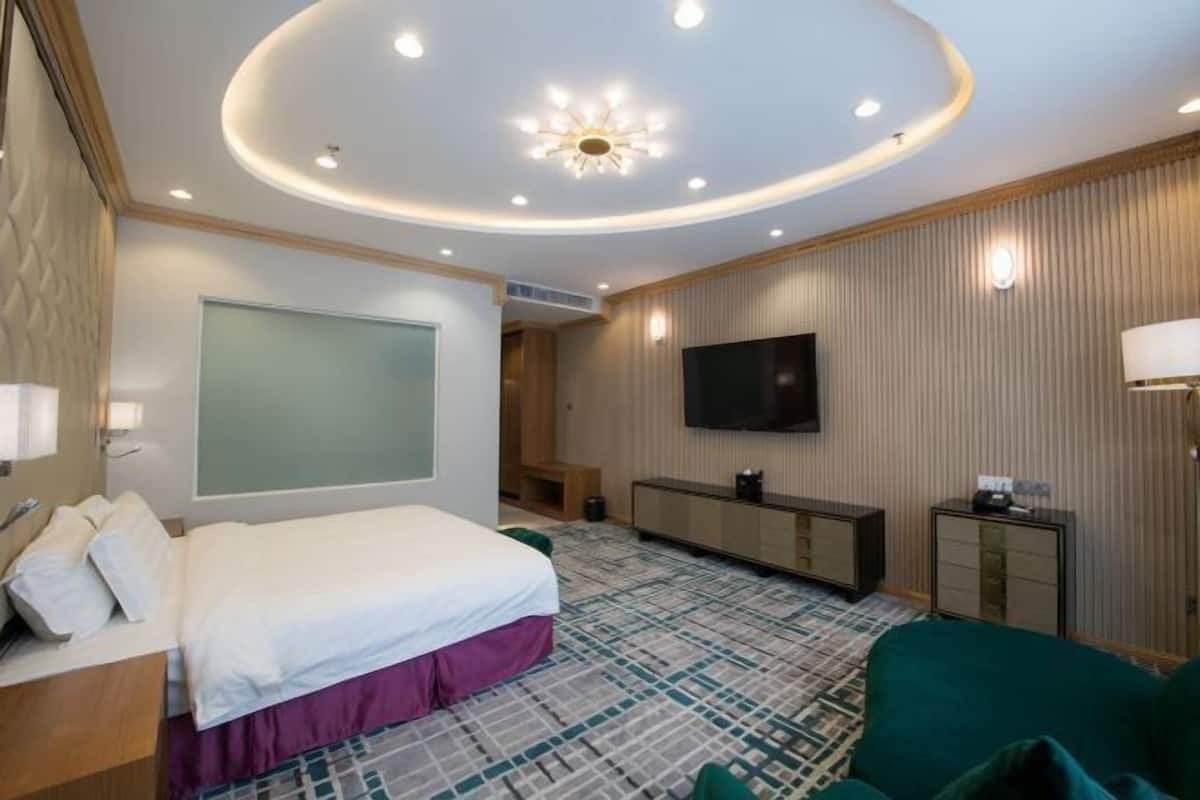 In-room safe, individually furnished, desk, laptop workspace