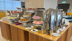 Un aparador de buffet amb diversos plats i una zona de cafè.